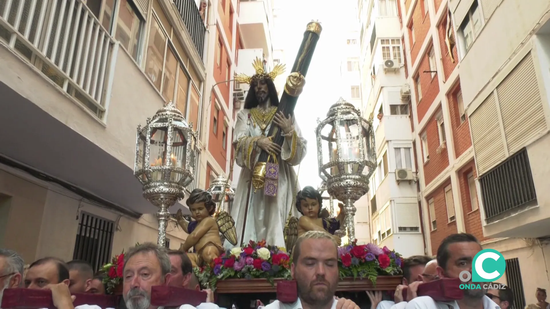 El Regidor Perpetuo por el barrio de Loreto en dirección hacia la iglesia Nuestra Señora de Lourdes