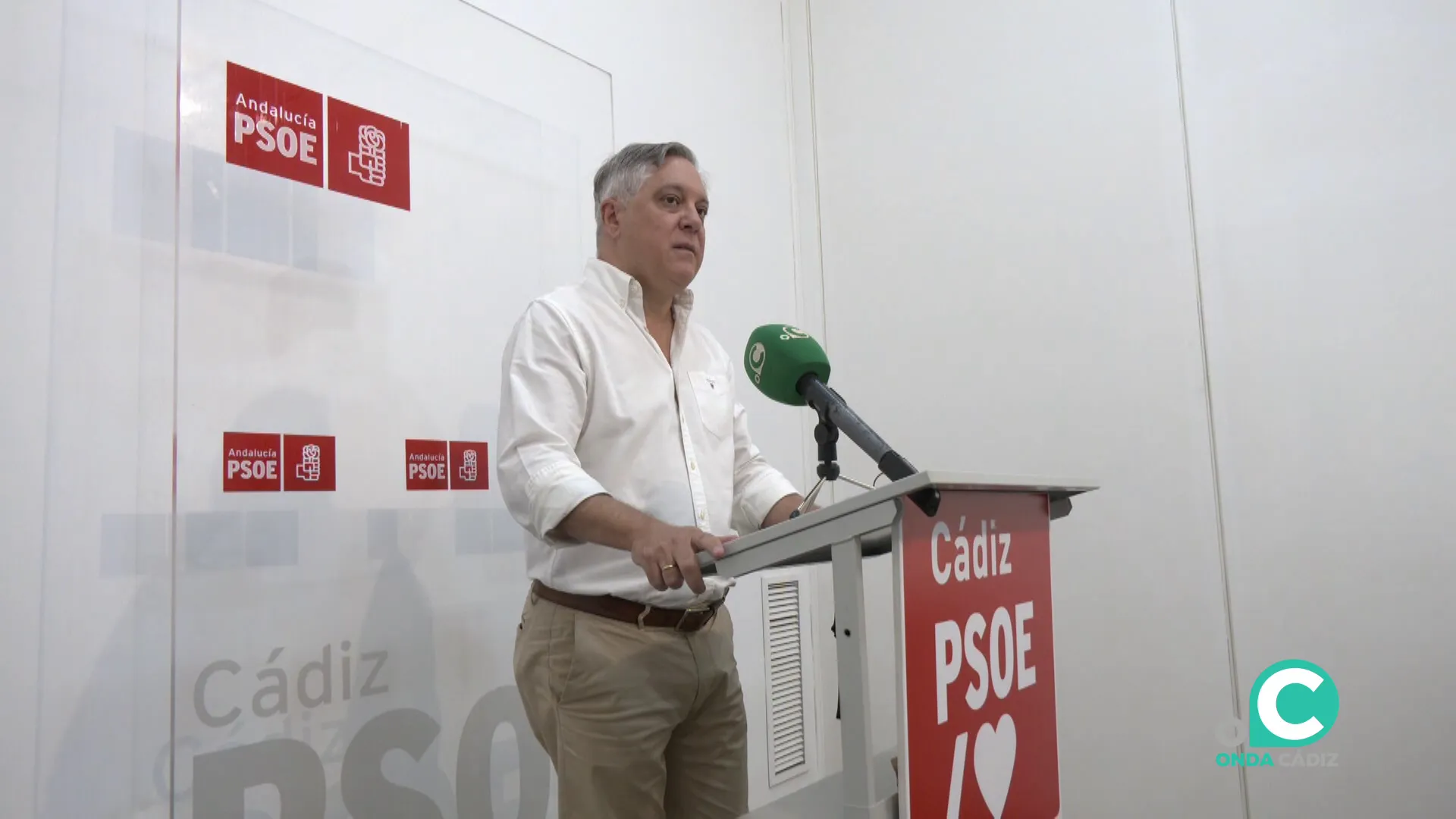 El portavoz del PSOE de Cádiz, Óscar Torres, durante su intervención en la rueda de prensa de este jueves