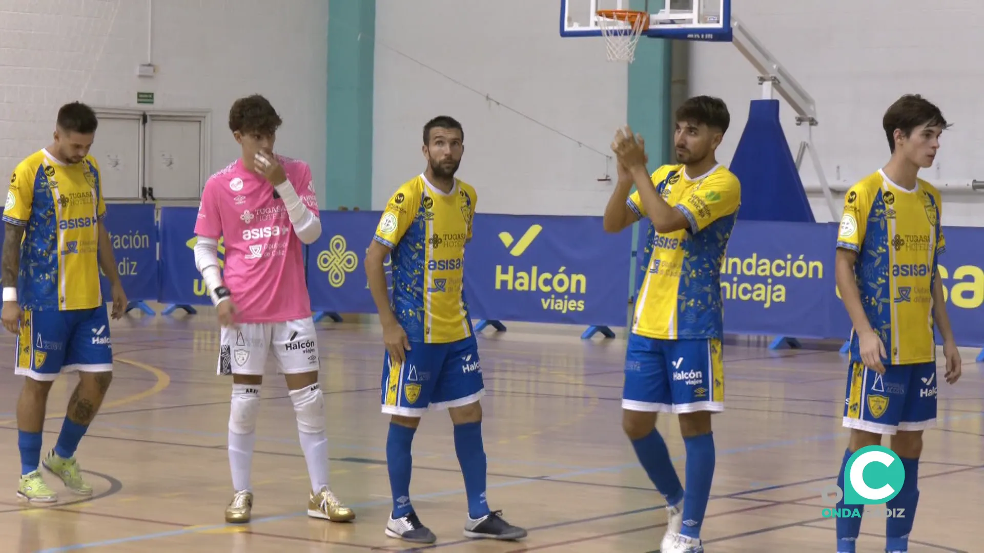 Los jugadores locales antes de comenzar un partido saludan en el Pabellón Ciudad de Cádiz