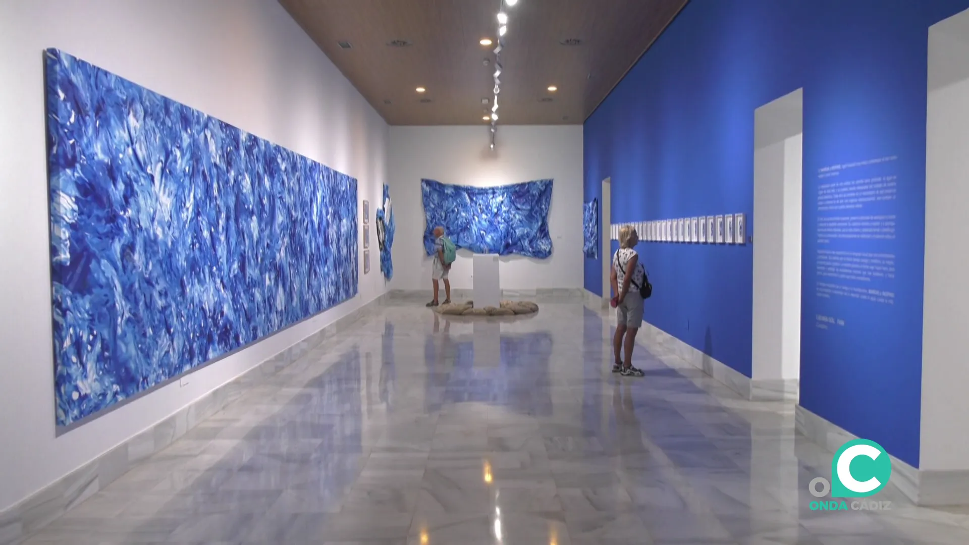 El espacio invita a un recorrido por 25 piezas de formato pequeño y mediano, piezas metálicas sacadas del mar