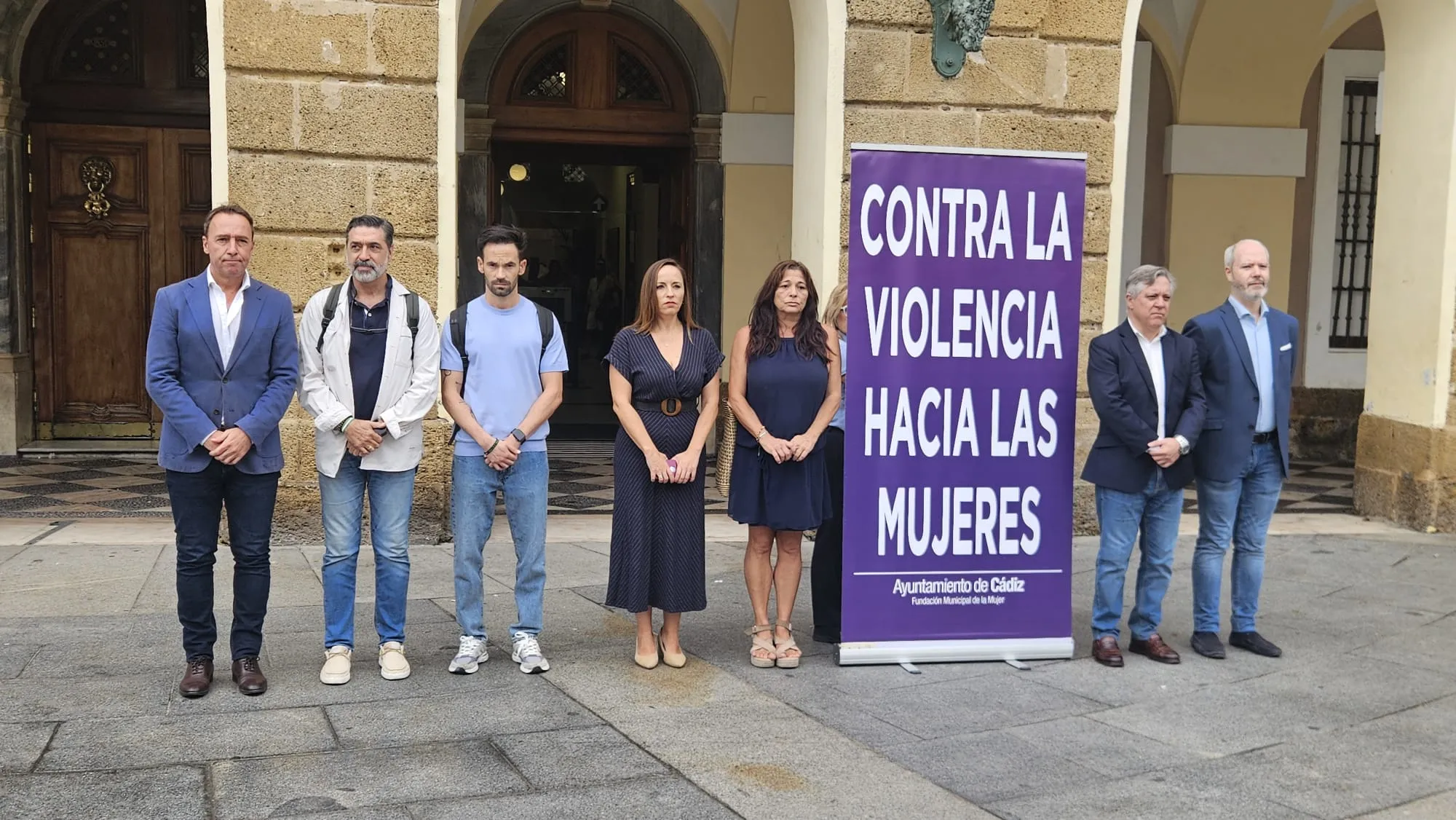 Minuto de silencio frente al Ayuntamiento, este lunes. 