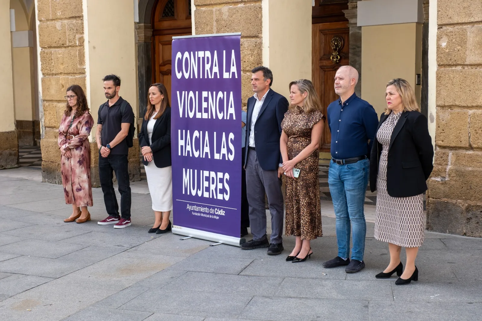 Minuto de silencio, este miércoles, en la Plaza de San Juan de Dios. 