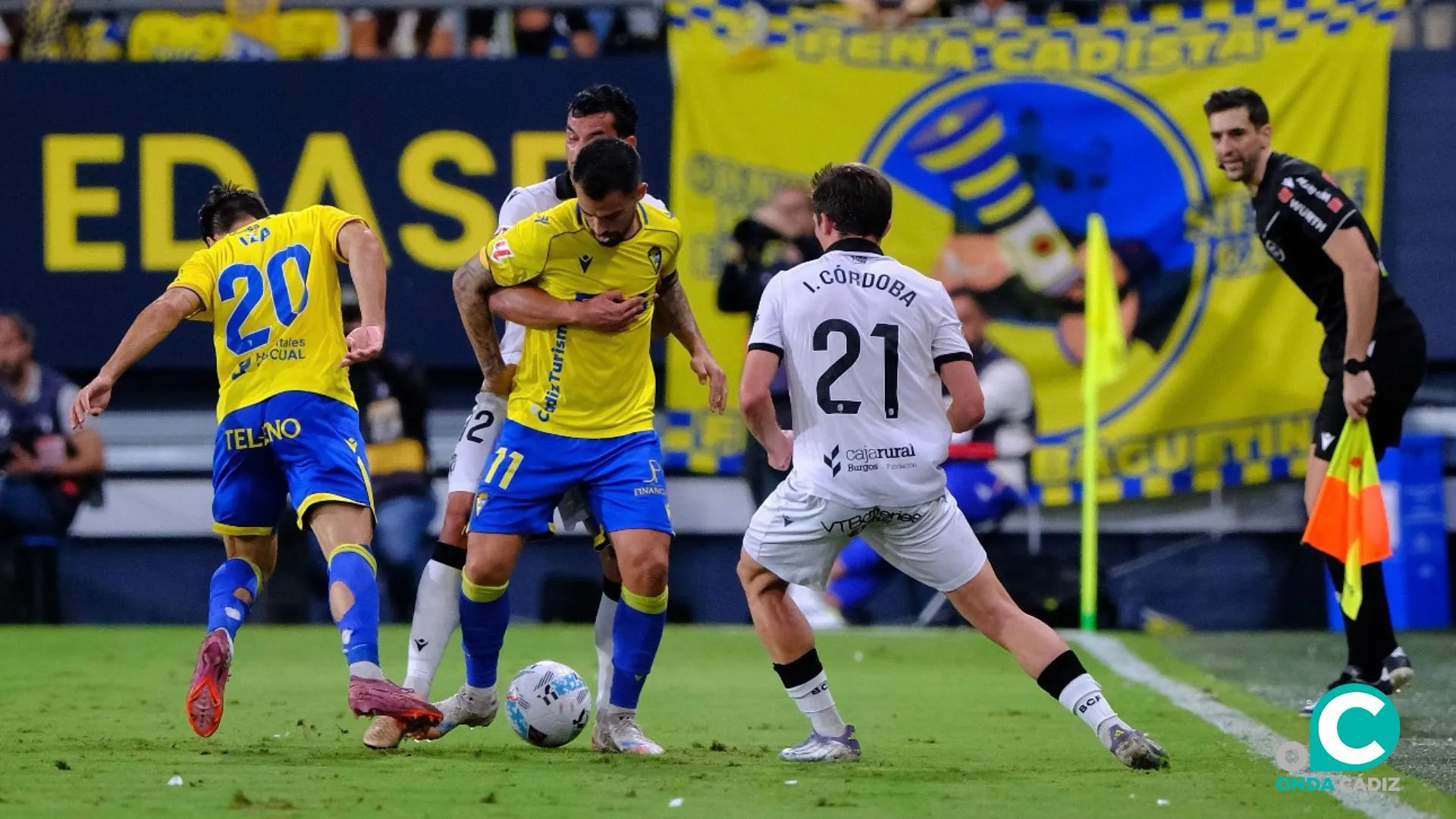 Suso agarrado por un jugador del Burgos CF (Foto: LaLiga)