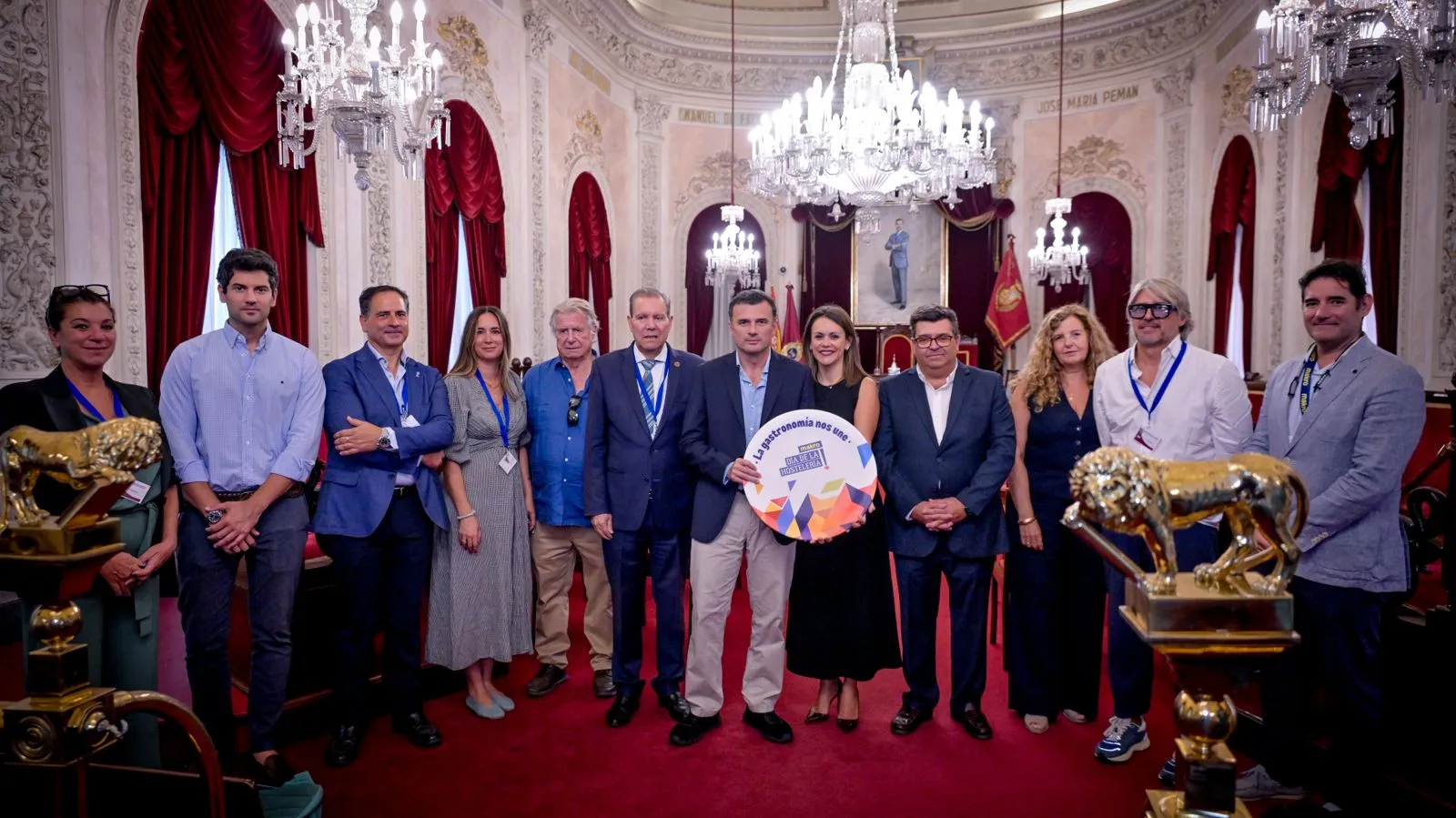 Autoridades y homenajeados en el Salón de Plenos este lunes