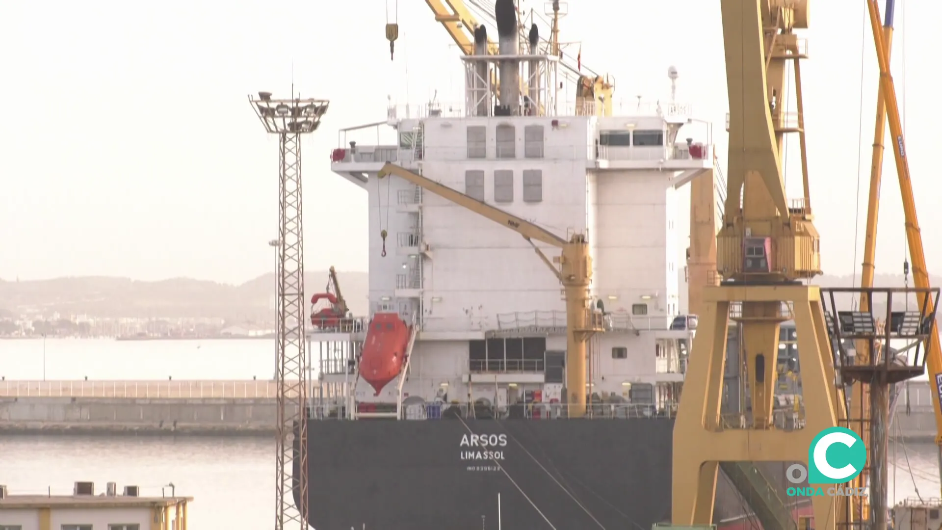 Una de las navieras en aguas de la Bahía de Cádiz. 