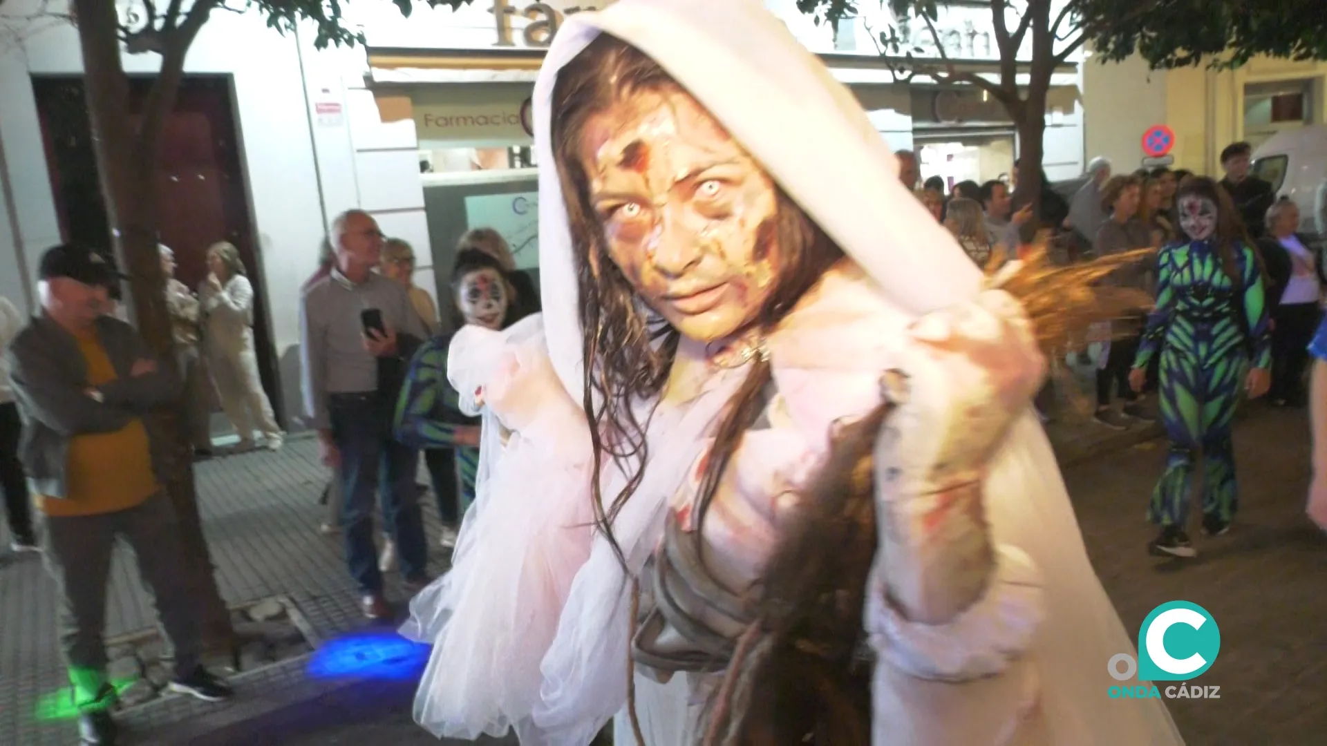 Los personajes del ‘Circo del Horror’ tomaron las calles de la ciudad en un gran desfile.