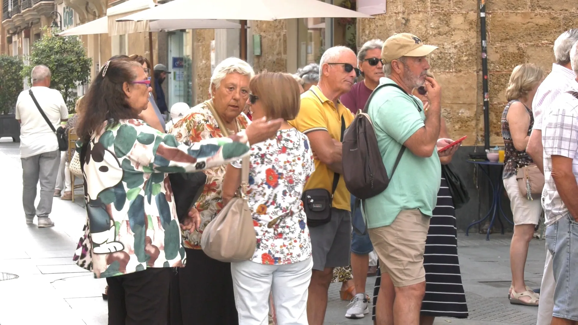 Imagen de las colas a las puertas de las agencias de viajes