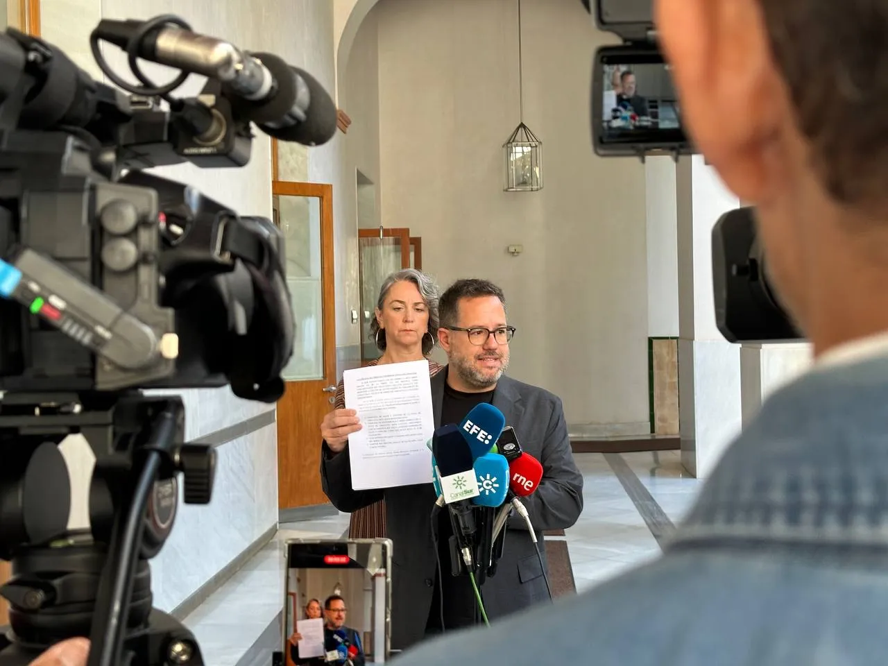 El portavoz parlamentario de la formación muestra el documento del requerimiento presentado ante los medios