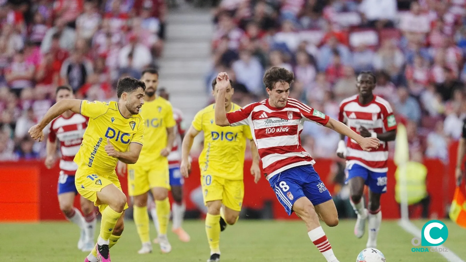 Sergio Ortuño en una disputa con Alemañ (Foto: La Liga)