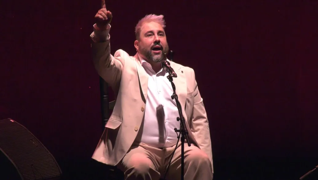 La 'Filosofía' de José Anillo inunda el Falla.