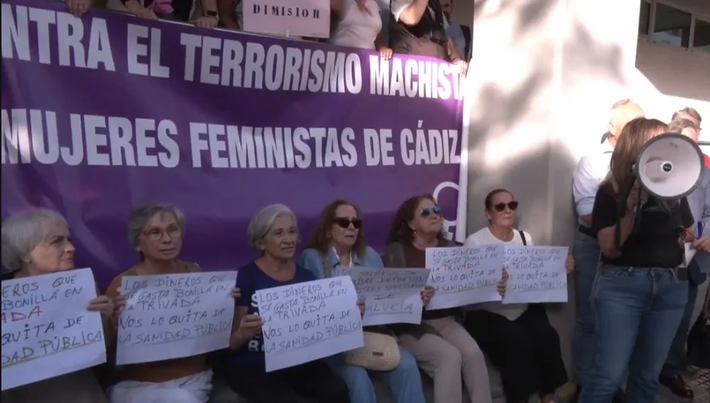 El Colectivo de Mujeres Feministas de Cádiz critica que haya asociaciones que estén "blanqueando" la gestión de la crisis en los cribados de cáncer de mamas .
