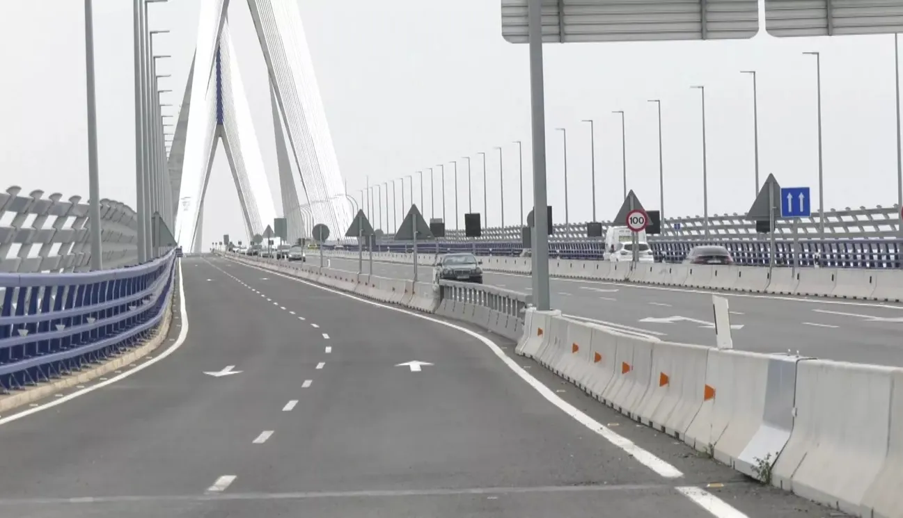 Herido un motorista al caer intentando esquivar un turismo en el Puente de la Constitución.