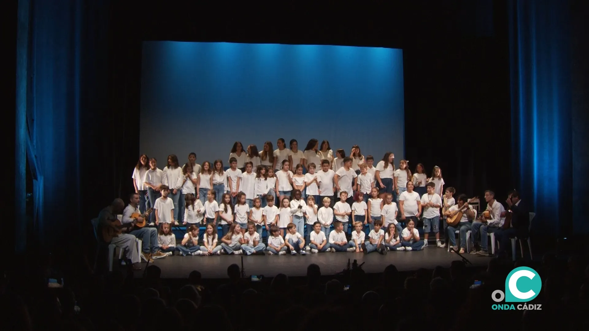 Unos 70 escolares cantaron el popular tango de los Anticuarios en el pregón de Tosantos. 