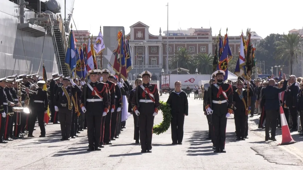 La Armada celebra en Cádiz el Día del Veterano con la presencia del buque Castilla atracado en el muelle Ciudad.