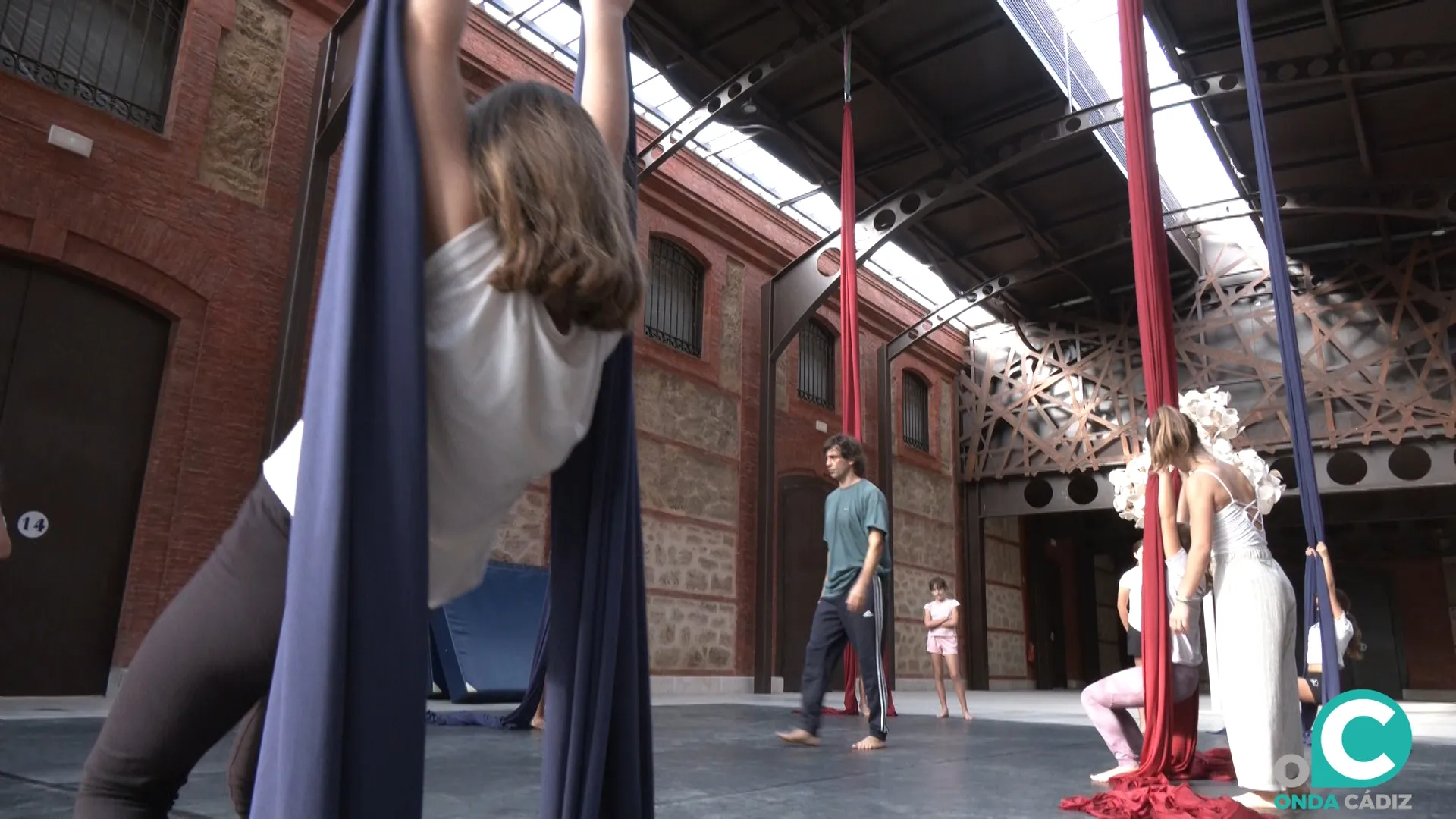 Los más pequeños aprenden en el taller de acrobacias aéreas en los antiguos depósitos de tabaco. 