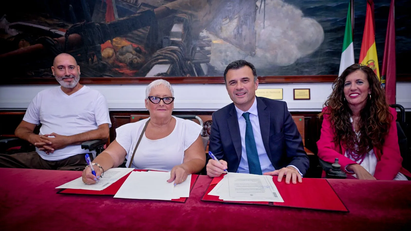 El acalde y representantes de la institución tras la rúbrica