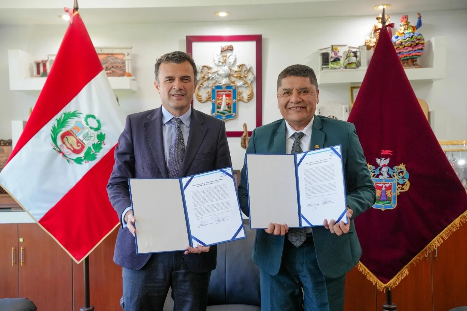El alcalde de Cádiz, Bruno García, con el alcalde de Arequipa, Víctor Hugo Rivera.