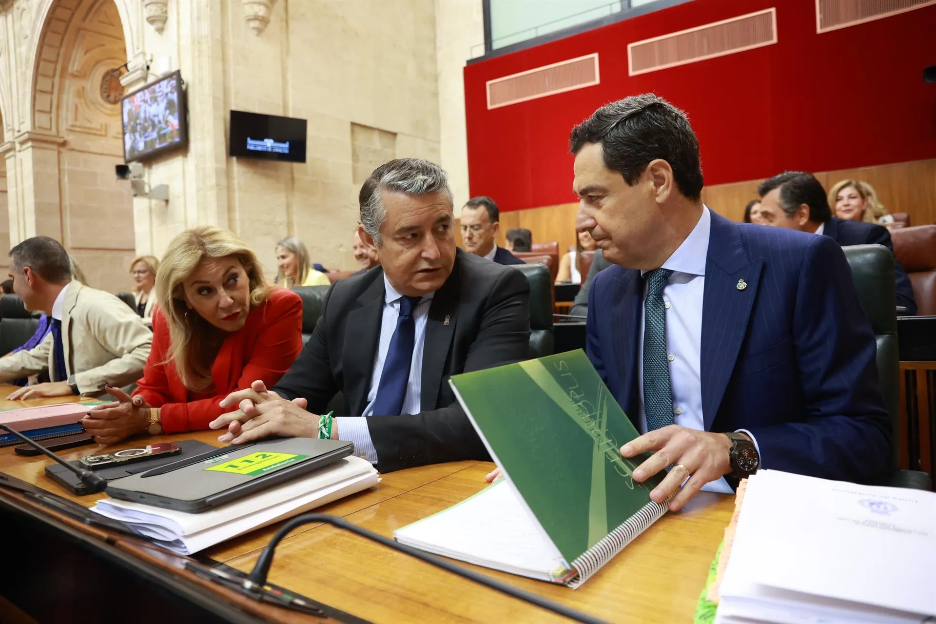 El presidente de la Junta junto a Antonio Sanz en una sesión del Parlamento de Andalucía