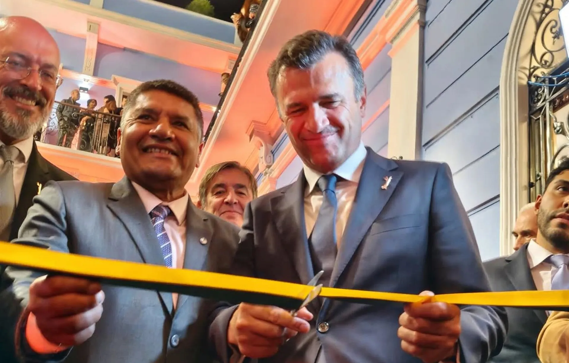 Bruno García cortando la cinta de inauguración de la Casa Gibson en uno de los actos del acontecimiento