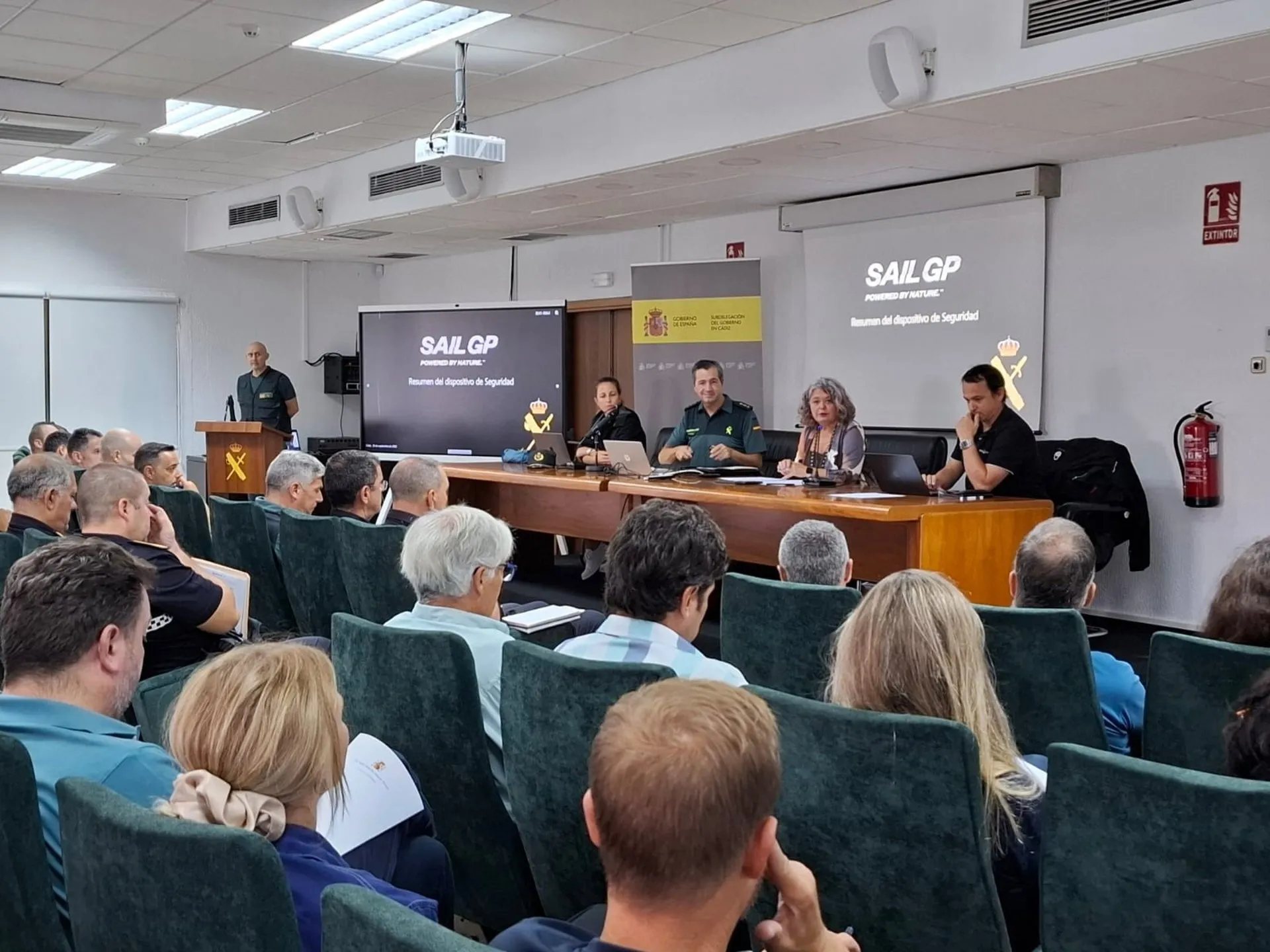 La subdelegada del Gobierno en Cádiz durante el encuentro de seguridad para el acontecimiento