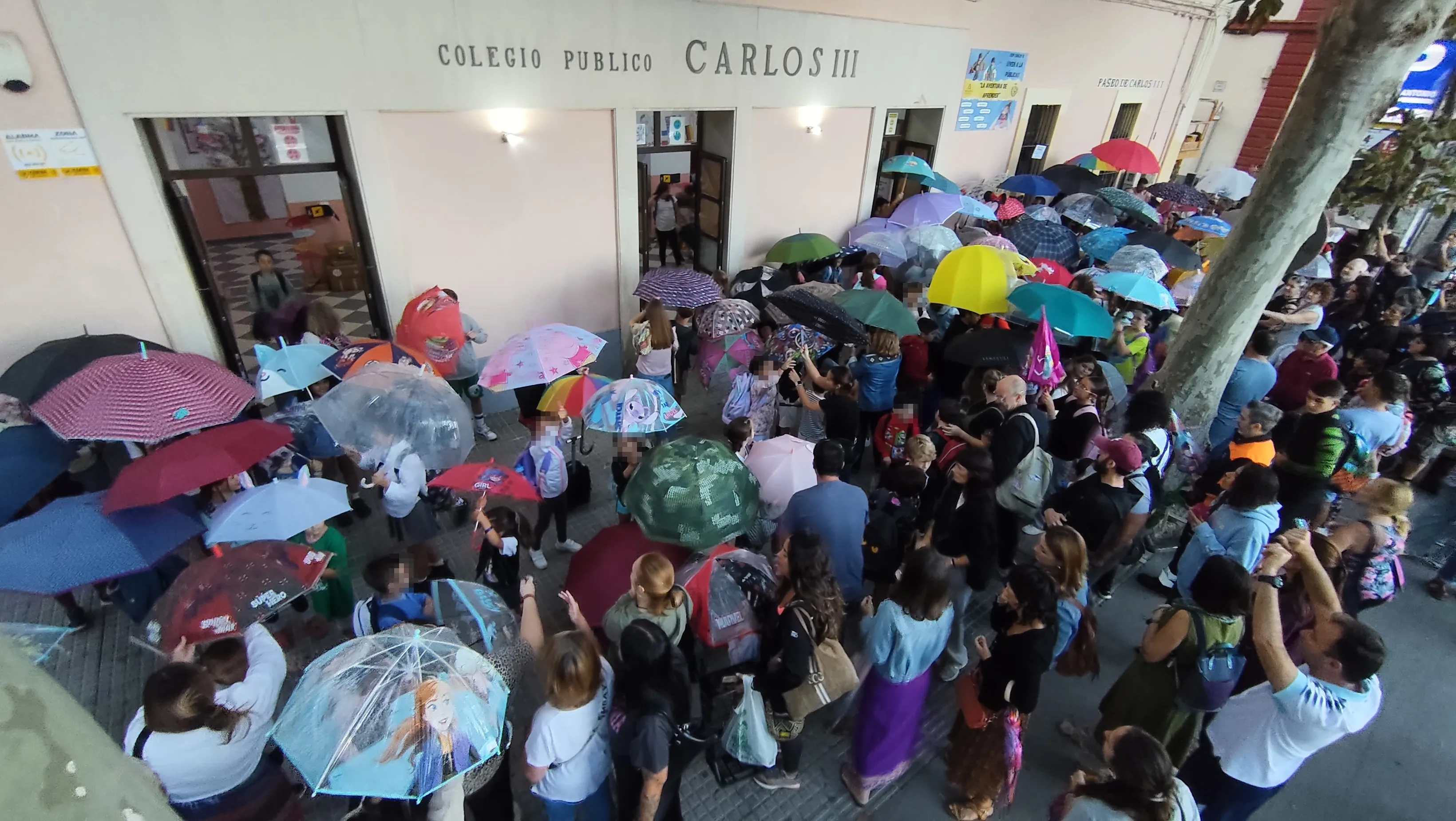 Un momento de la singular concentración de este viernes a la puerta del centro