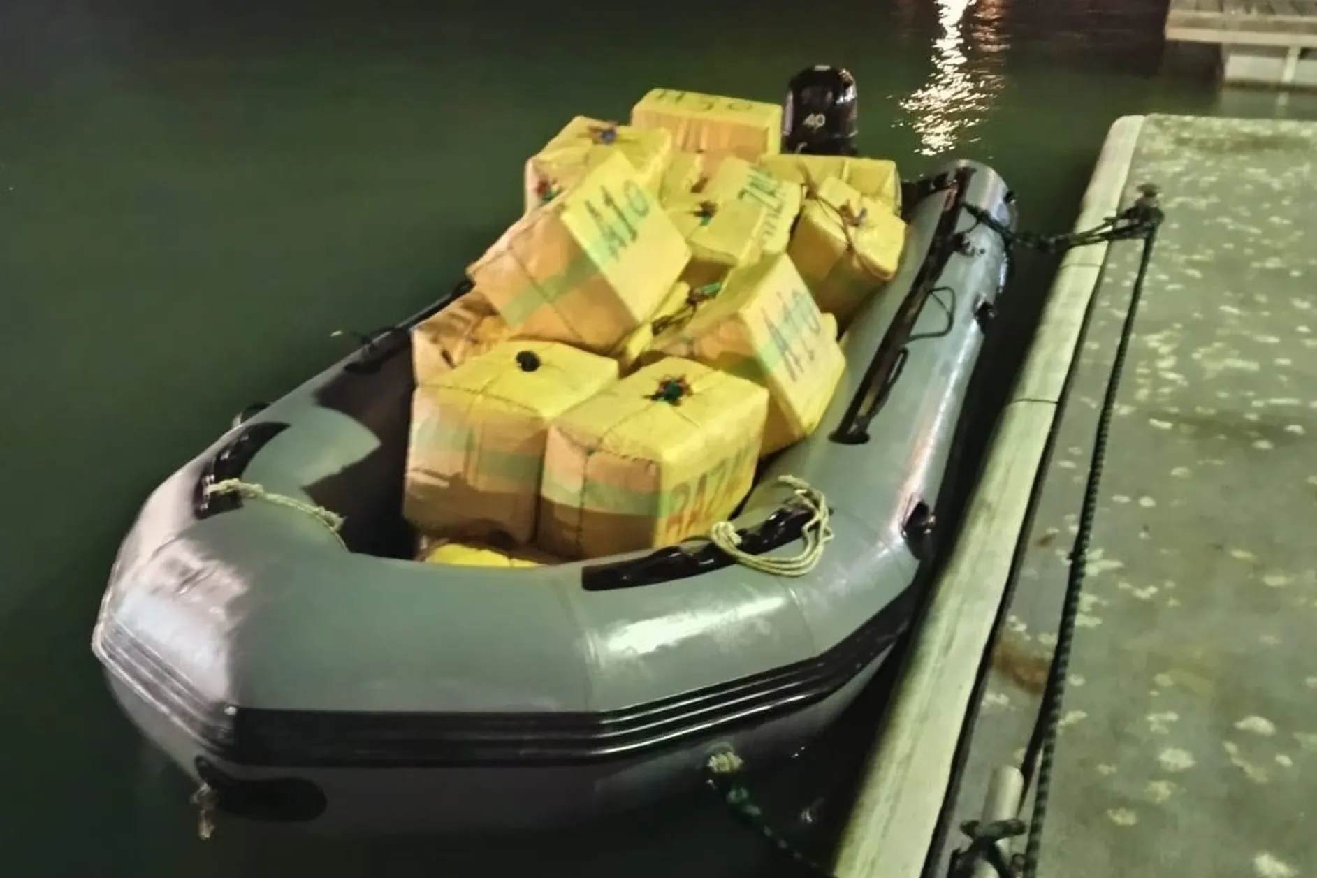 Embarcación interceptada con los fardos de droga