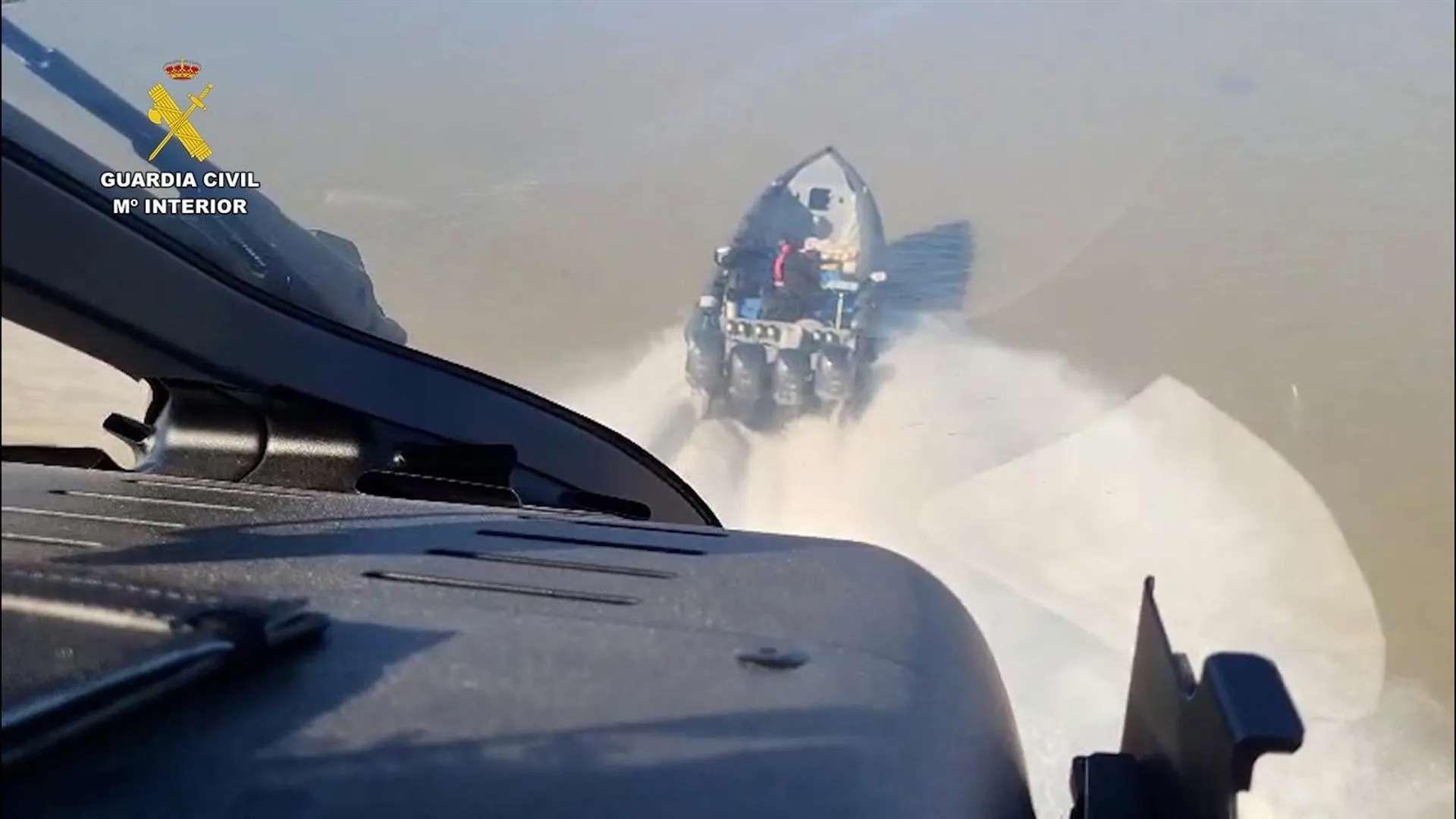 Imagen captada de la persecución por mar desde el helicoptero de la Benemérita 