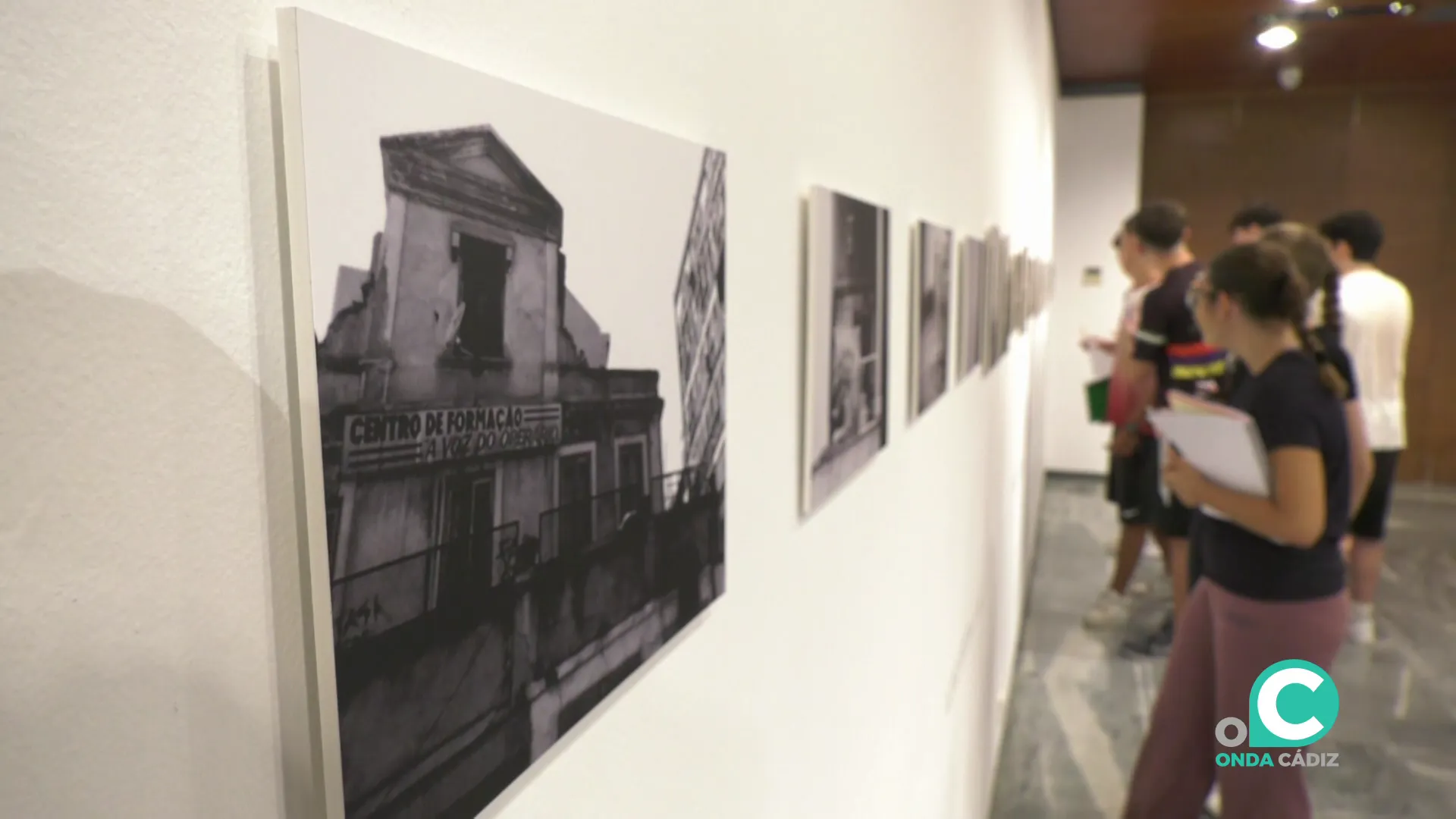Visitantes disfrutan de la exposición de María Alcantarilla en la sede del Colegio Oficial de Arquitectos de Cádiz. 