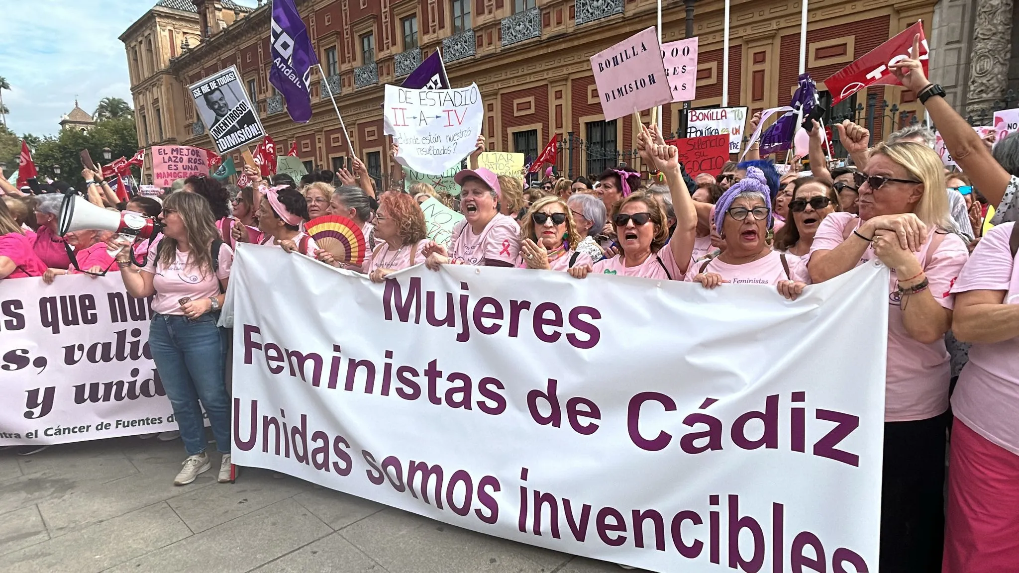 El colectivo de Mujeres Feministas de Cádiz, en la concentración realizada este domingo ante San Telmo. 
