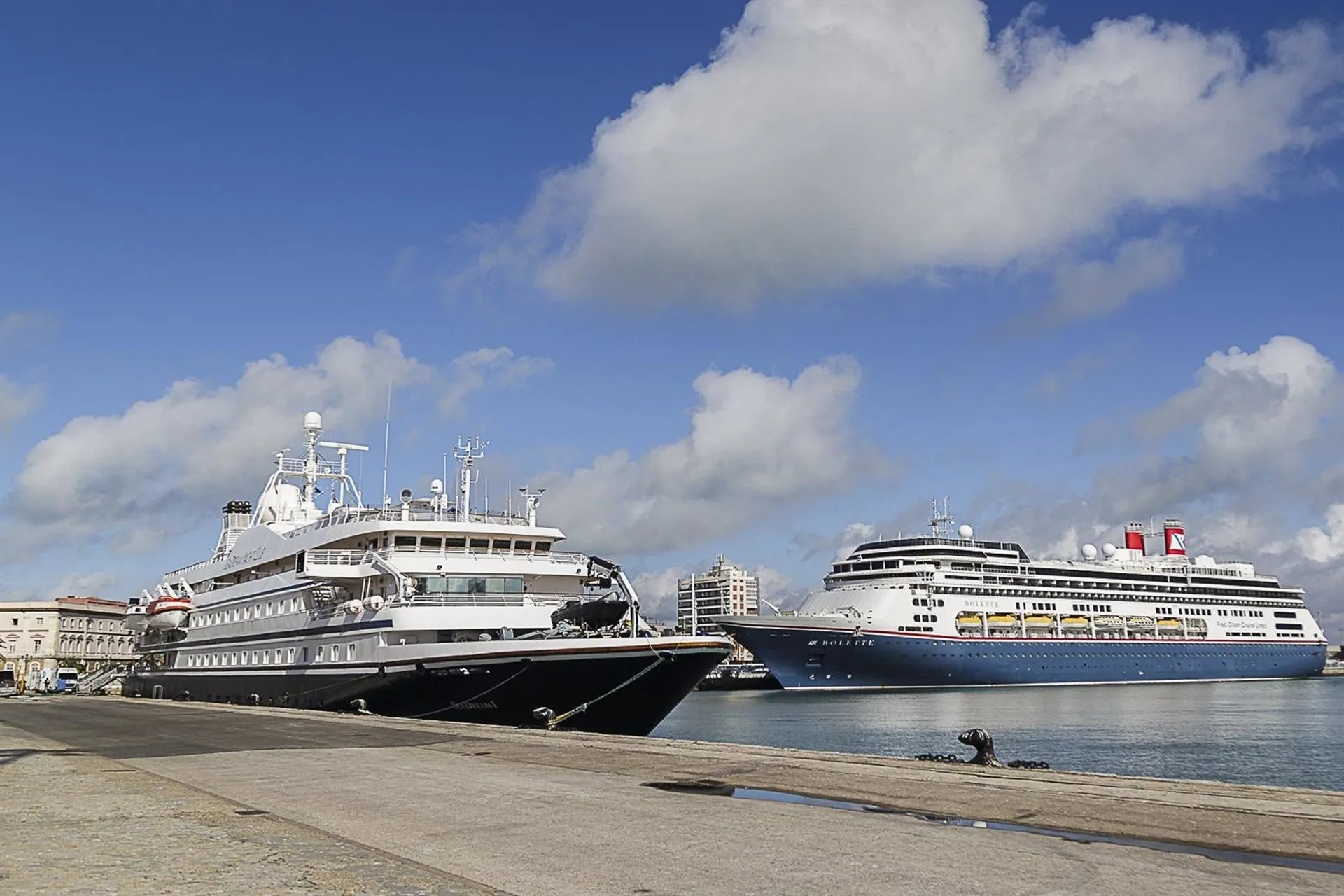 Dos cruceros atracados en el Puerto de Cádiz en una imagen de archivo.