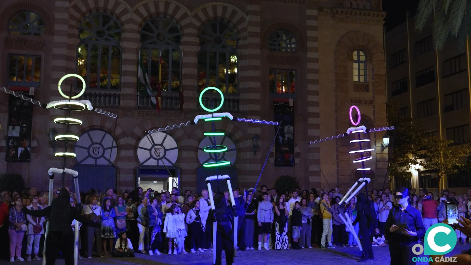 'Elipsión', de la compañía gaditana El Carromato, por las calles de la ciudad. 