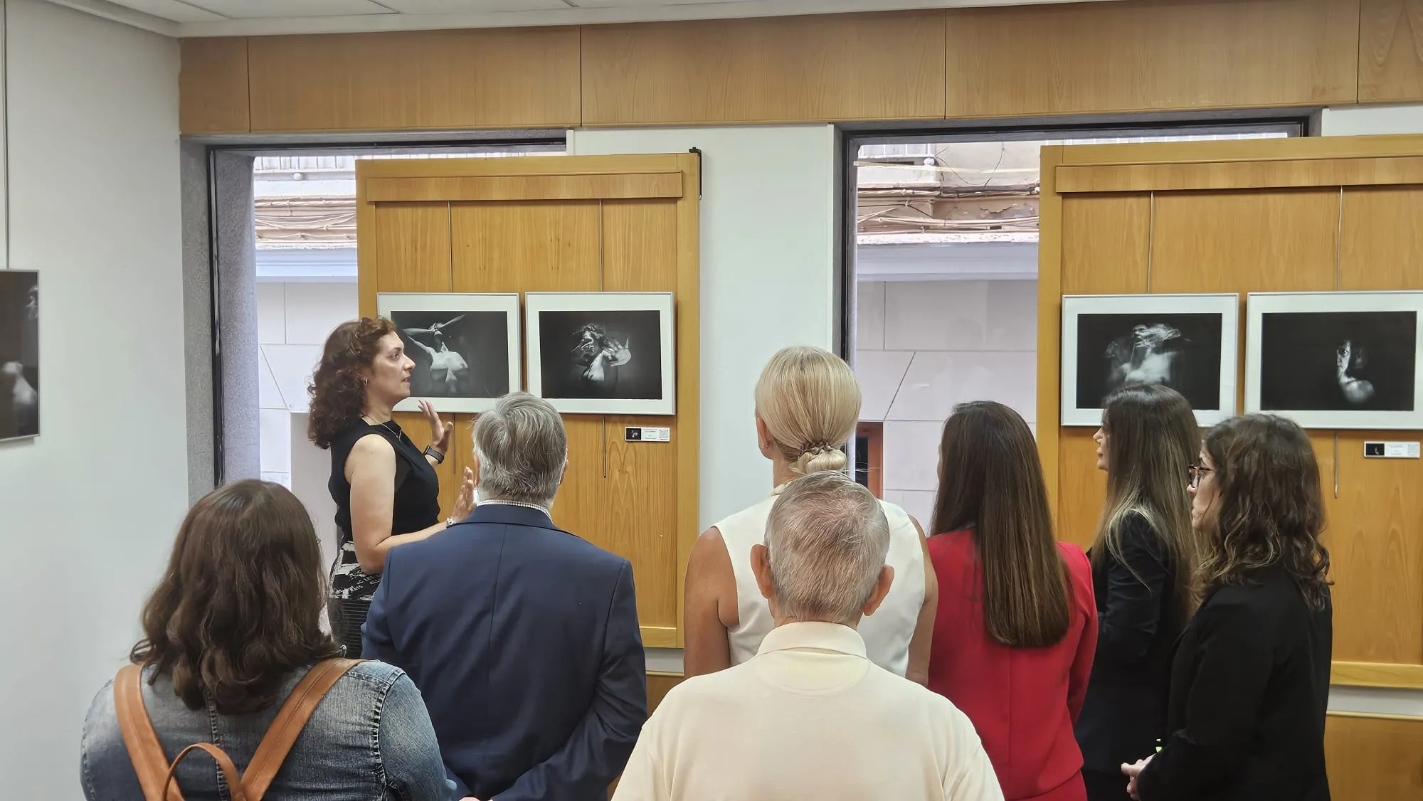 La autora explica algunas de sus creaciones a los asistentes durante el primer día