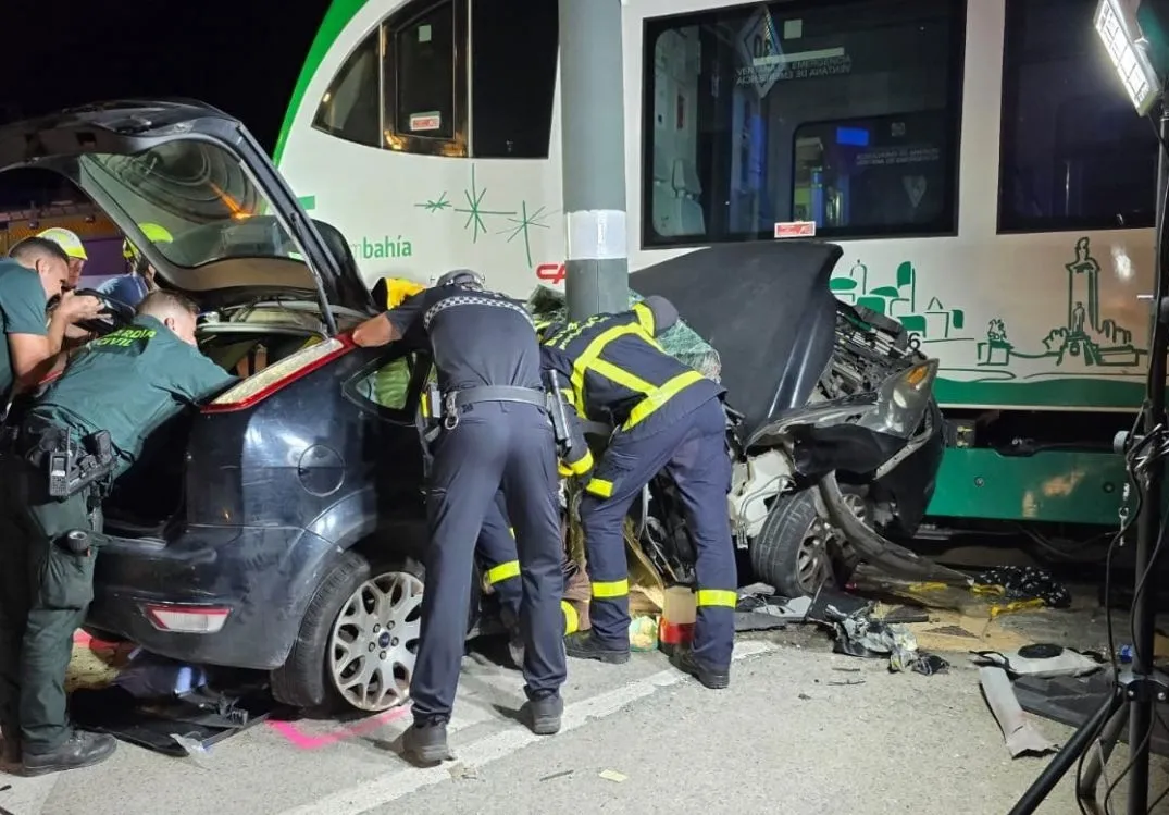 El Trambahía arrolla un vehículo que invadió la vía en Chiclana.