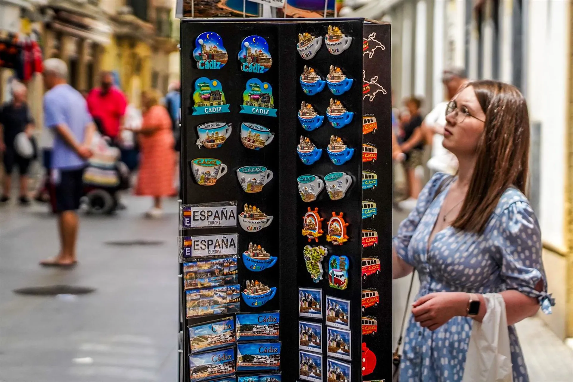 Una persona mirando una tienda de recuerdos tuísticos de Cádiz