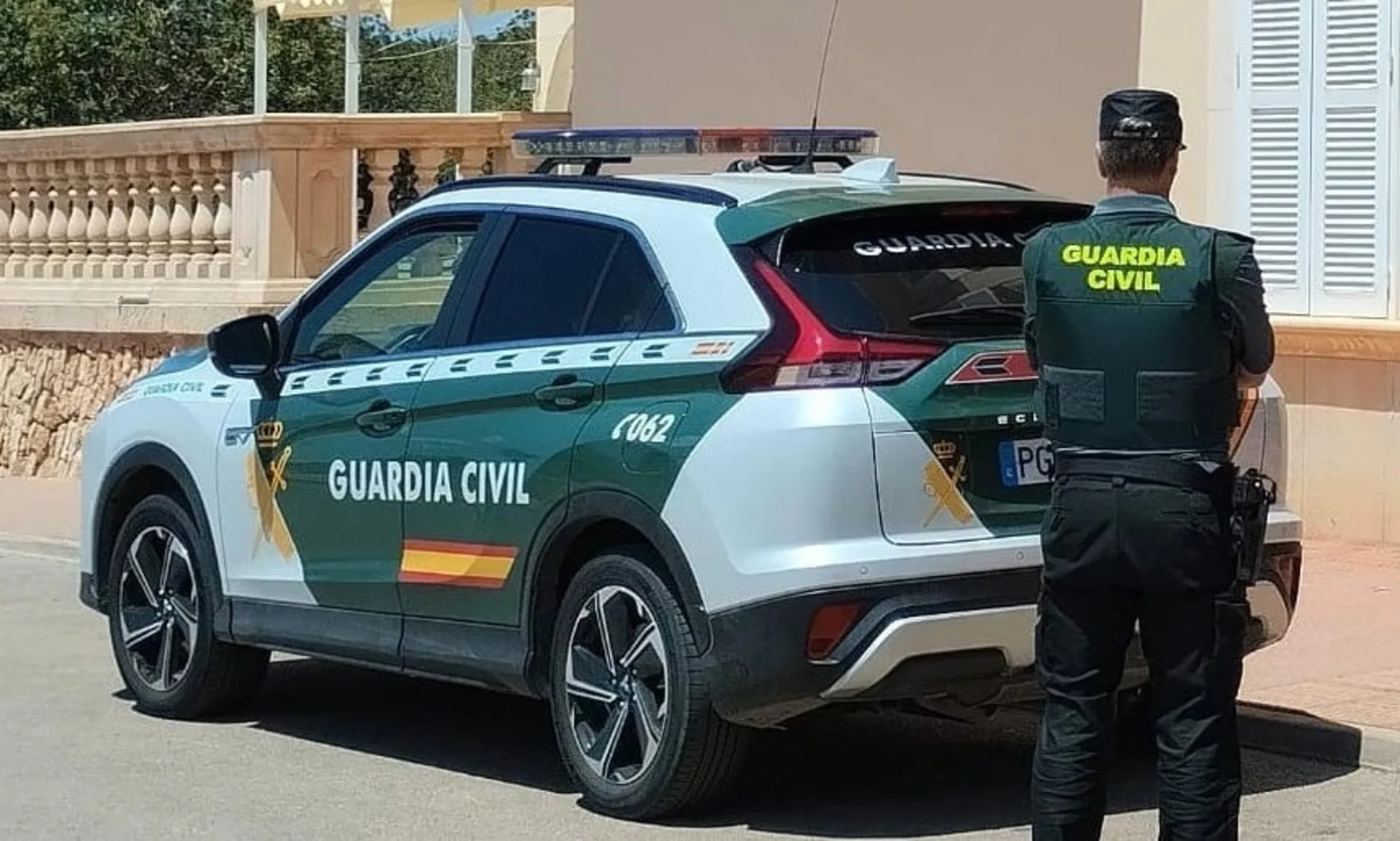 Coche y agente de la Guardia Civil.