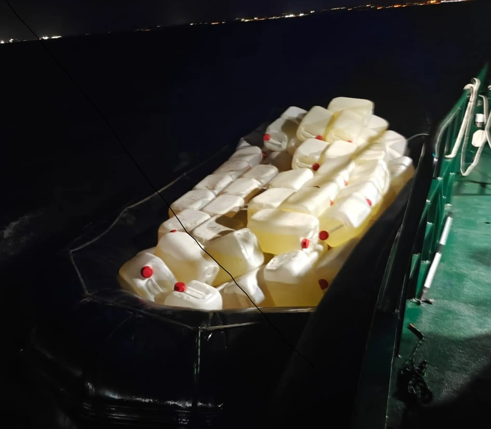 Embarcación incautada en Puerto Real con más de 180 garrafas de gasolina.