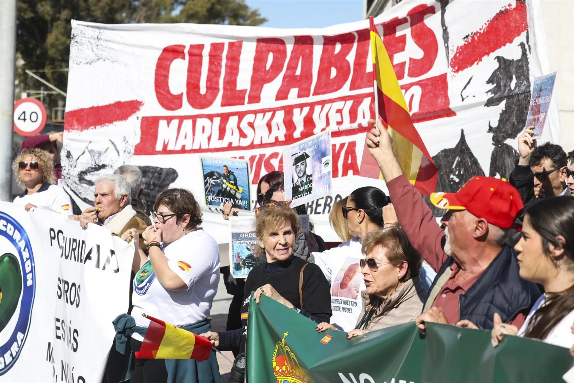 Imágenes en la Comandancia de Cádiz en recuerdo de los dos agentes fallecidos en febrero de 2025