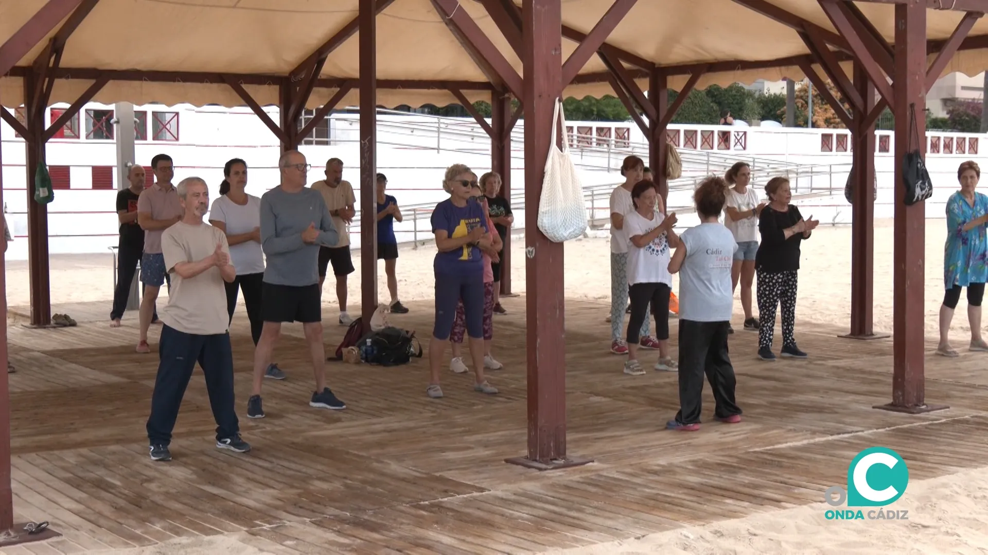 Taller de taichí este verano en la playa. 