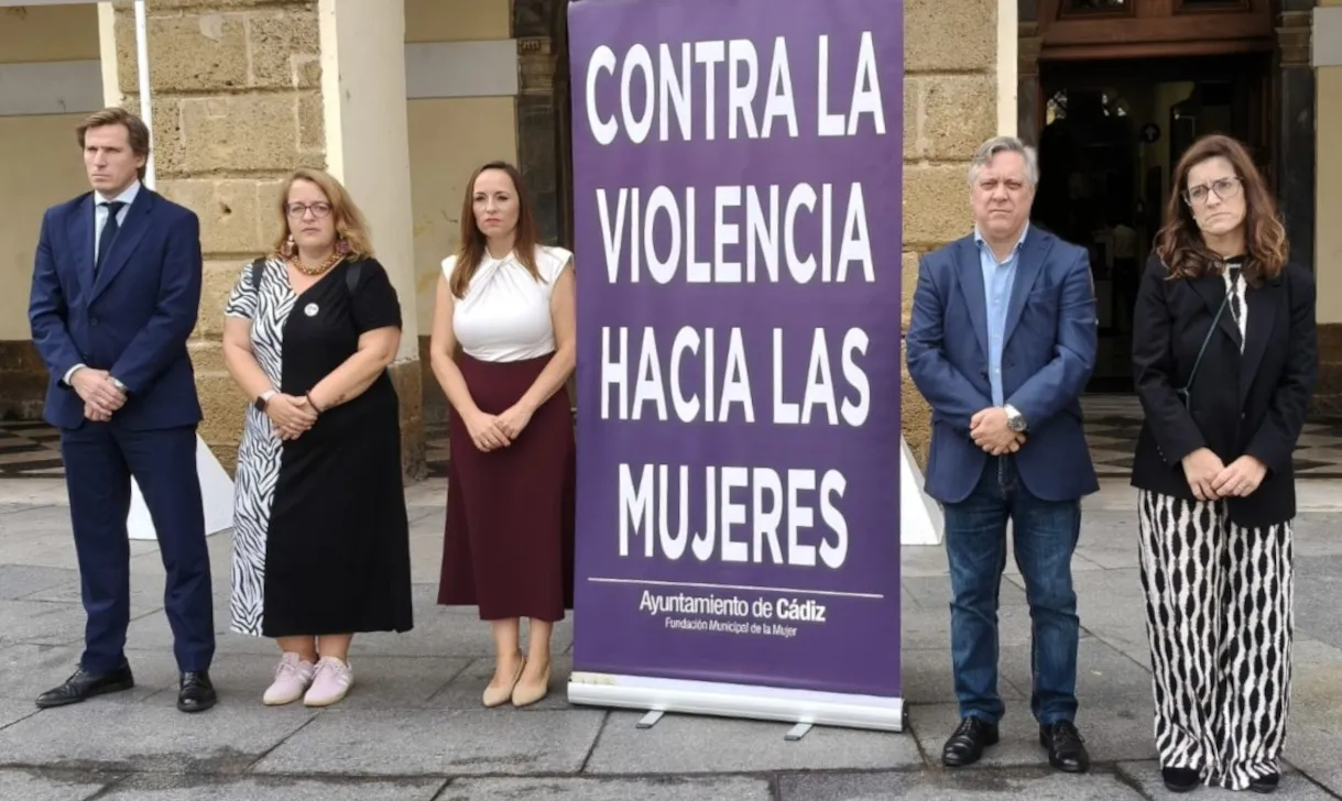 Momento del respetuoso acto en la plaza de San Juan de Dios 