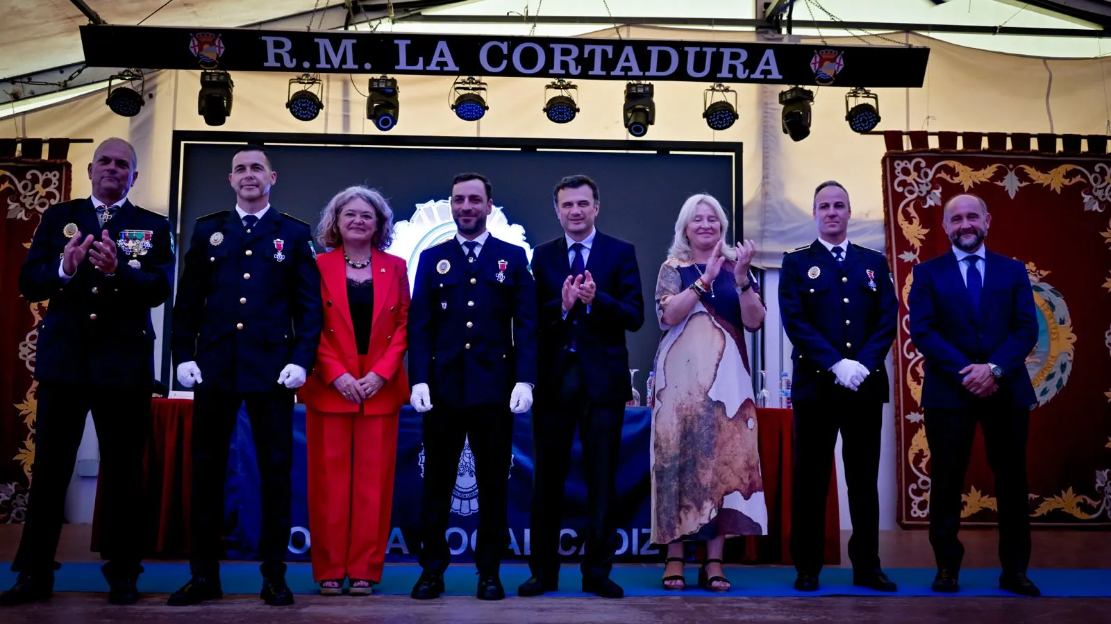 Autoridades y agentes distinguidos durante el acto