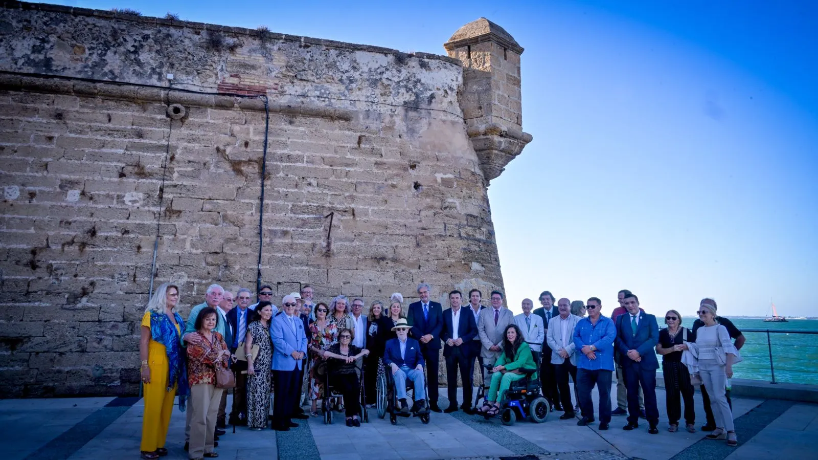 Autoridades e invitados tras la breve ceremonia junto a las murallas de San Carlos