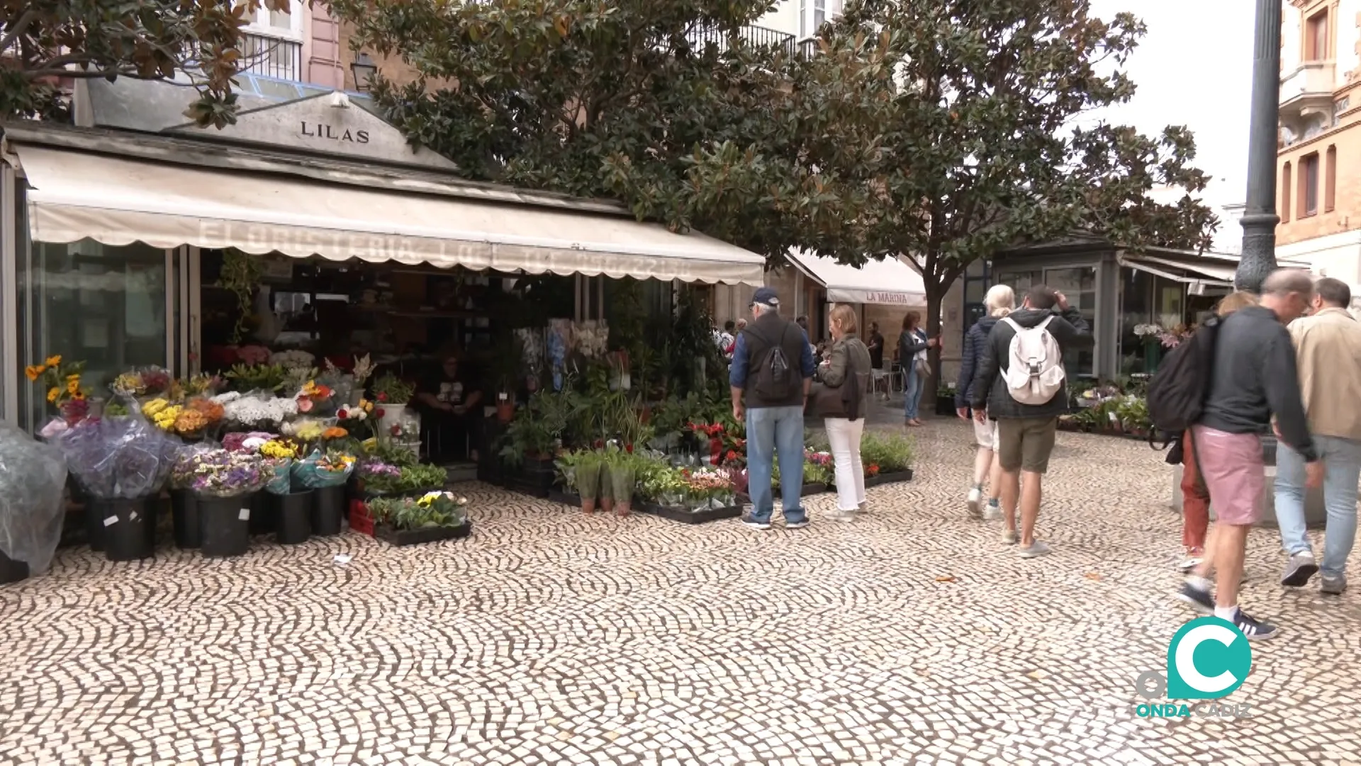 Visitantes en la Plaza de las Flores de la ciudad. 