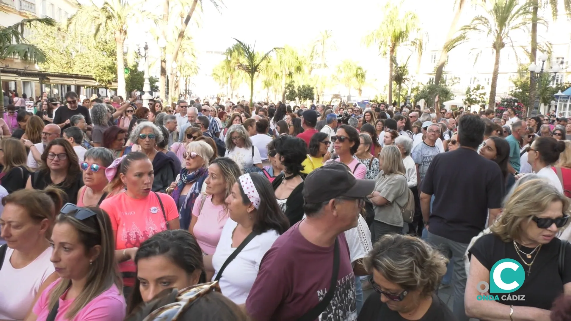 Protesta de mujeres en Cádiz por la crisis del cáncer de mama. 