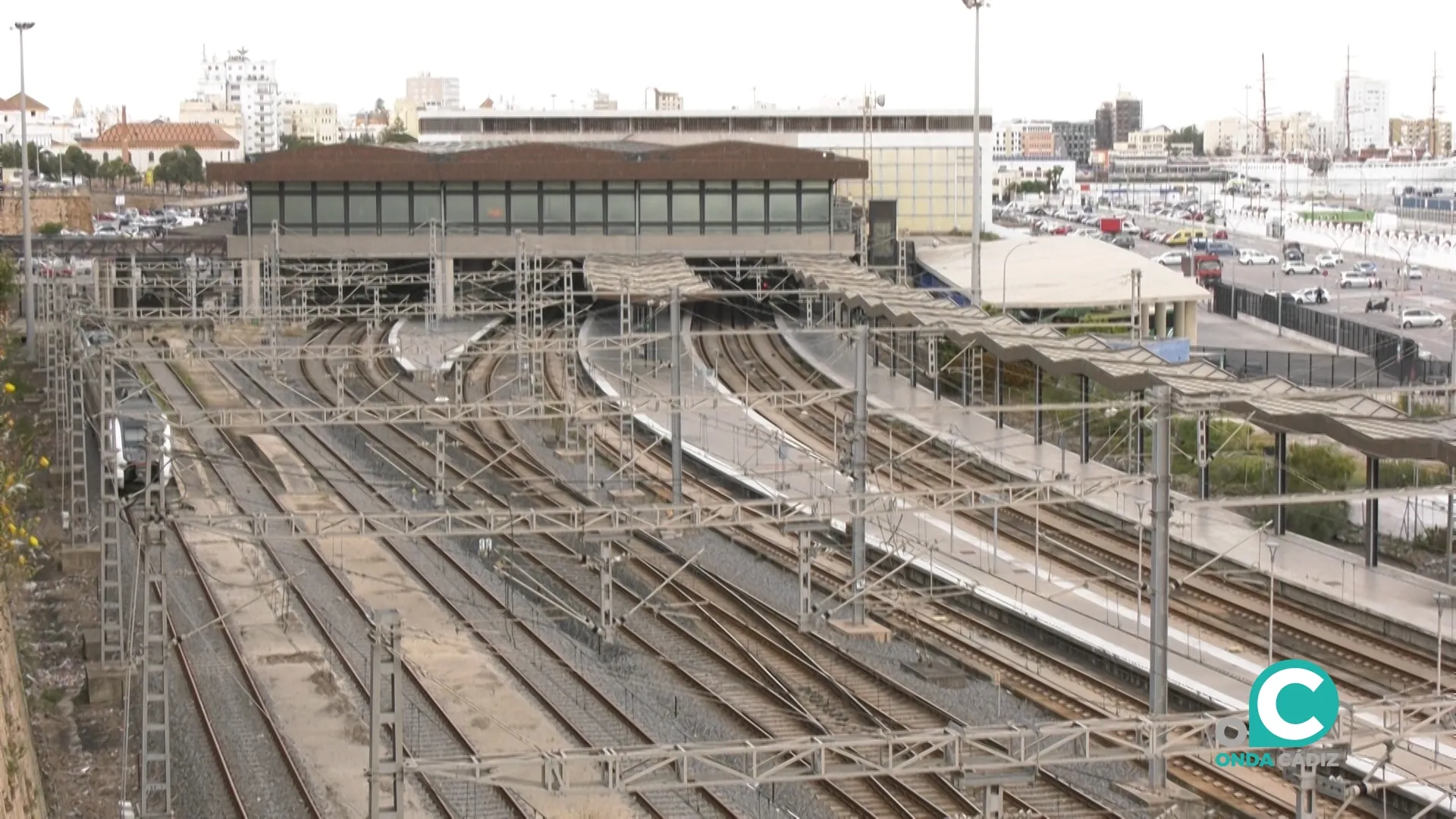 Imagen de railes a la entrada de la estación de Cádiz