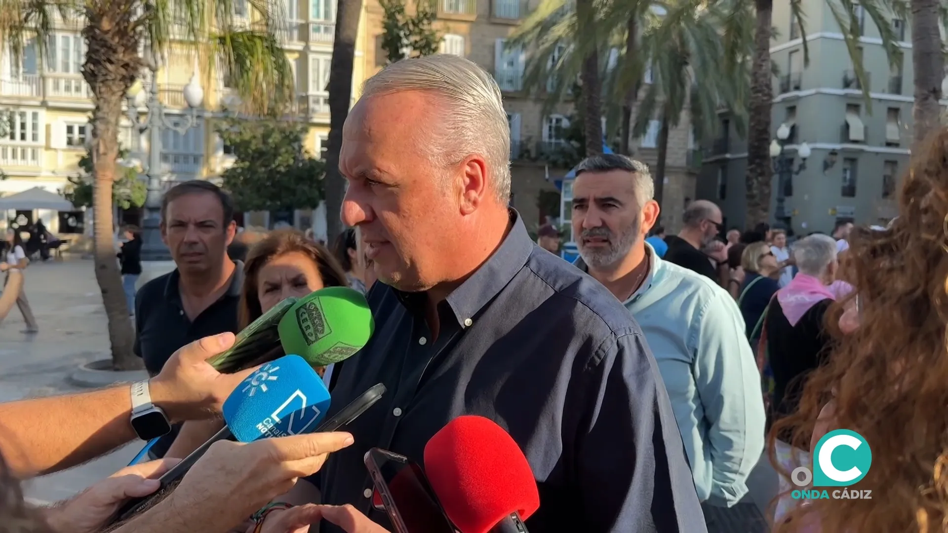 El secretario general del PSOE de Cádiz, Ruiz Boix, atendiendo a los medios durante la manifestación.