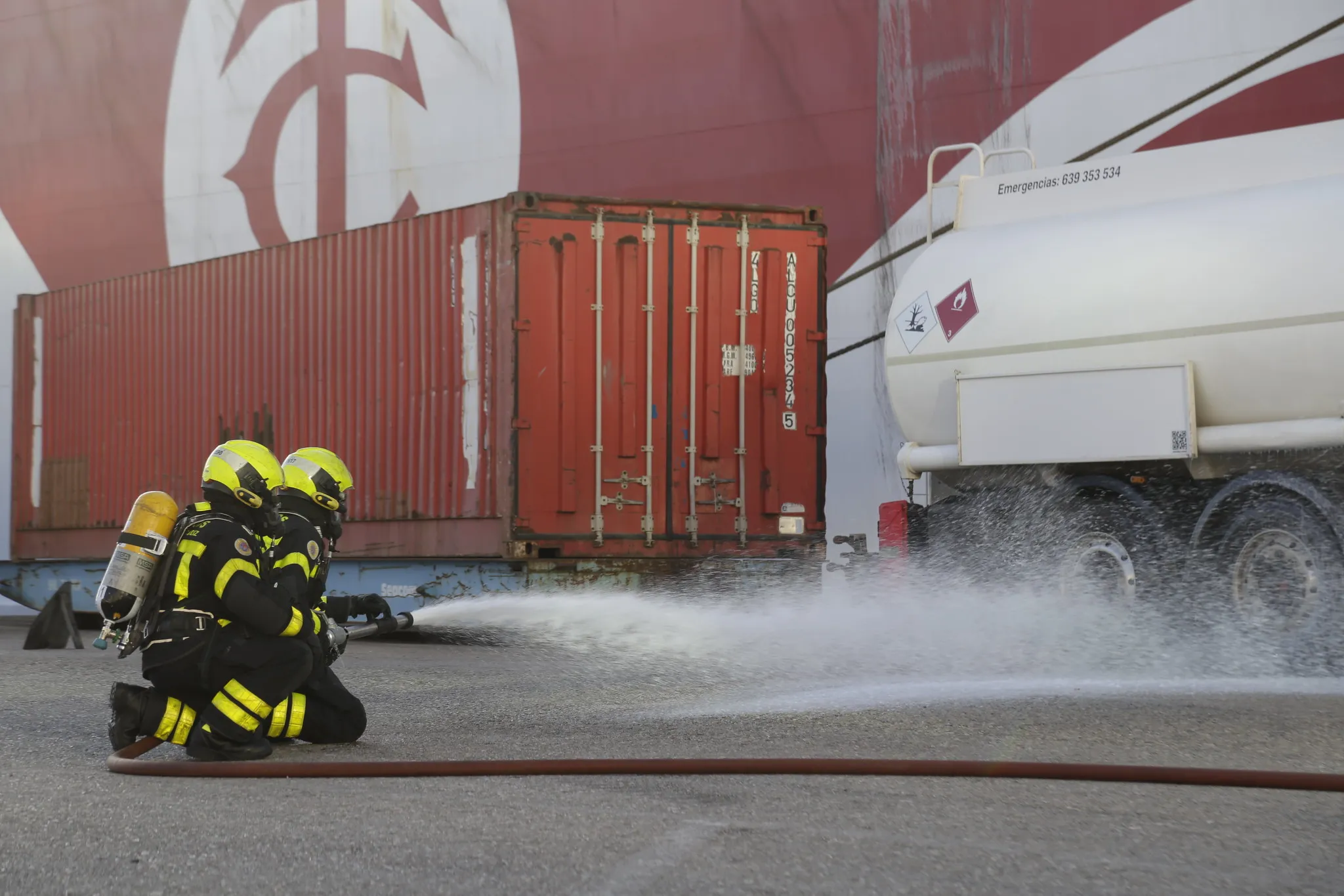 El Puerto de Cádiz realiza un simulacro de incendio en uno de los buques de Transmediterránea.