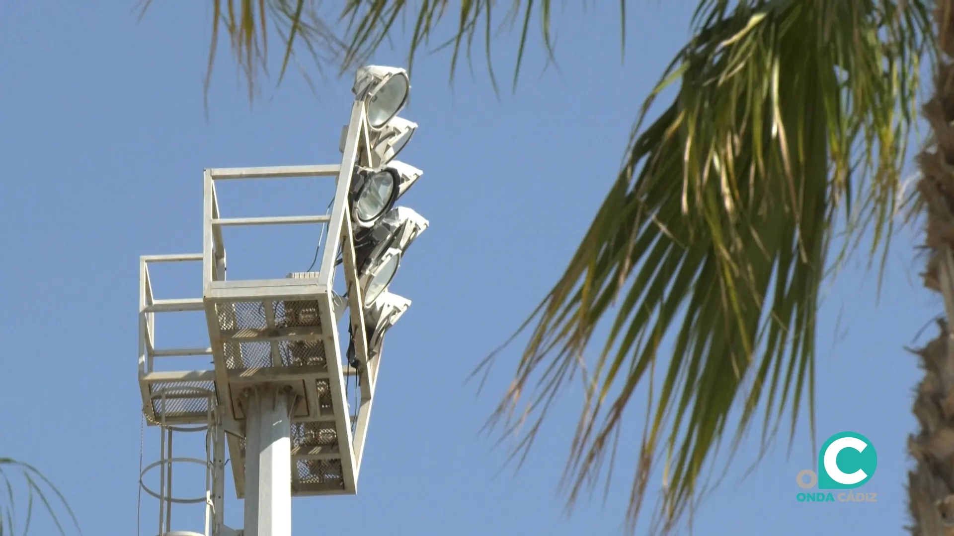 Una de las torres de iluminación del complejo deportivo Puntales-La Paz. 