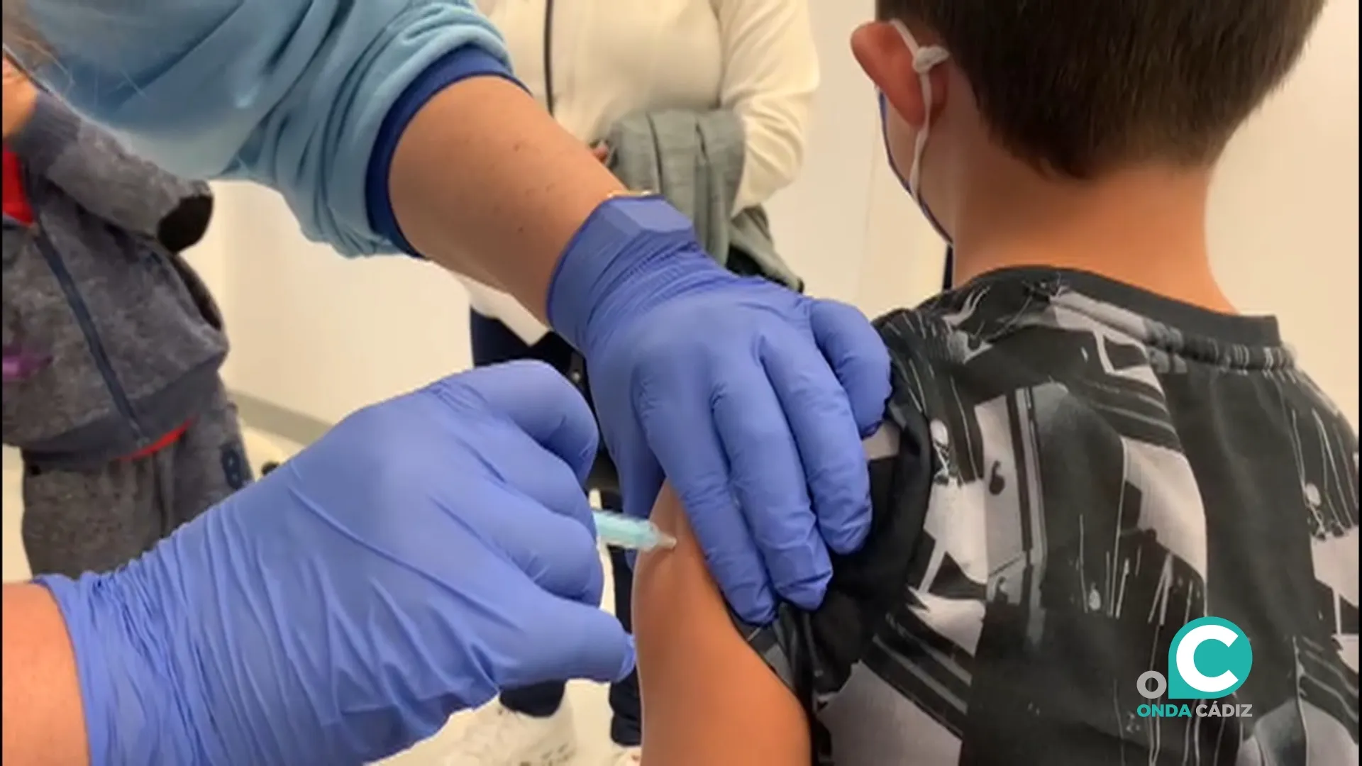 Un menor se vacuna contra la gripe en un centro de salud de la capital gaditana. 