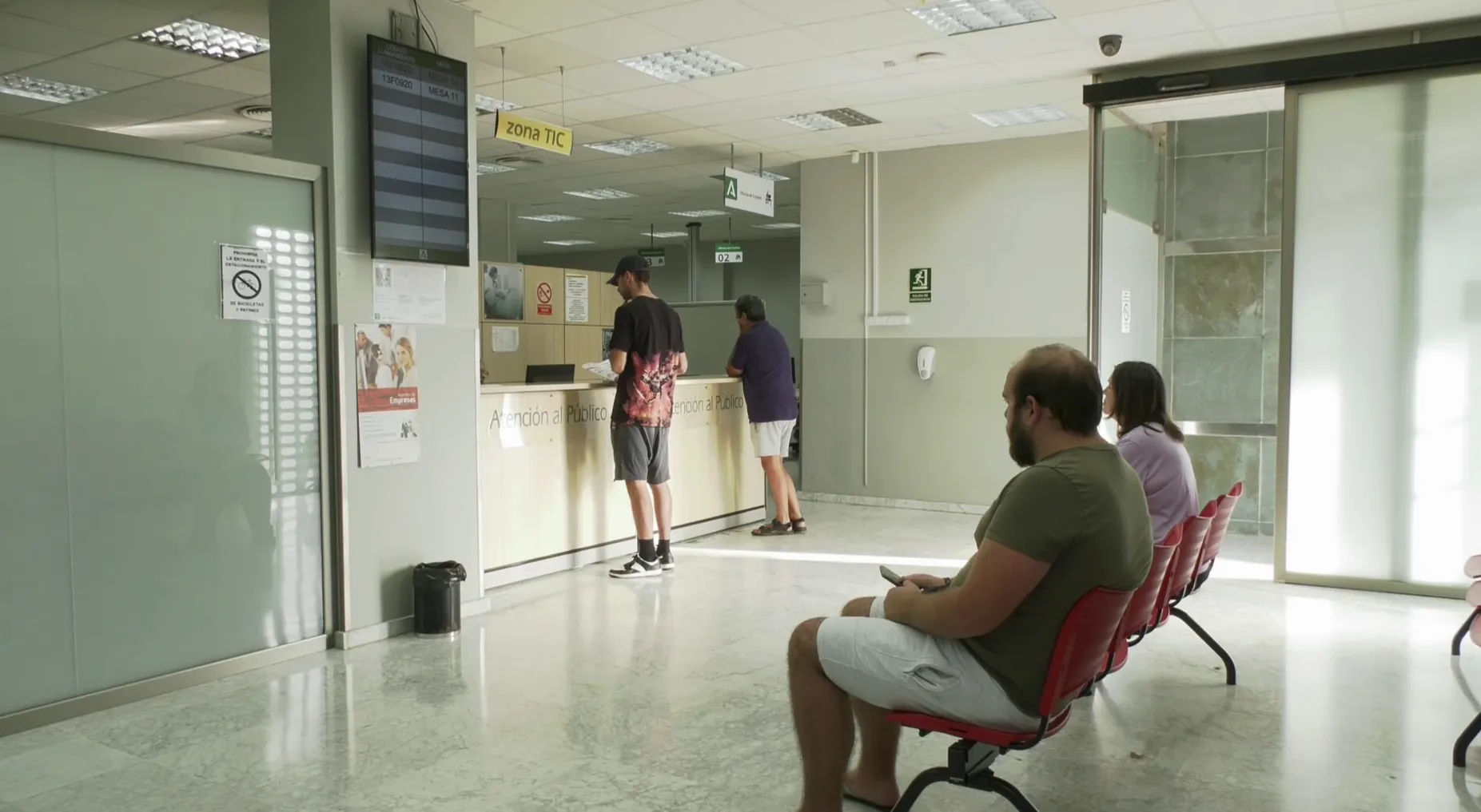 Interior de una oficina de empleo en la capital gaditana