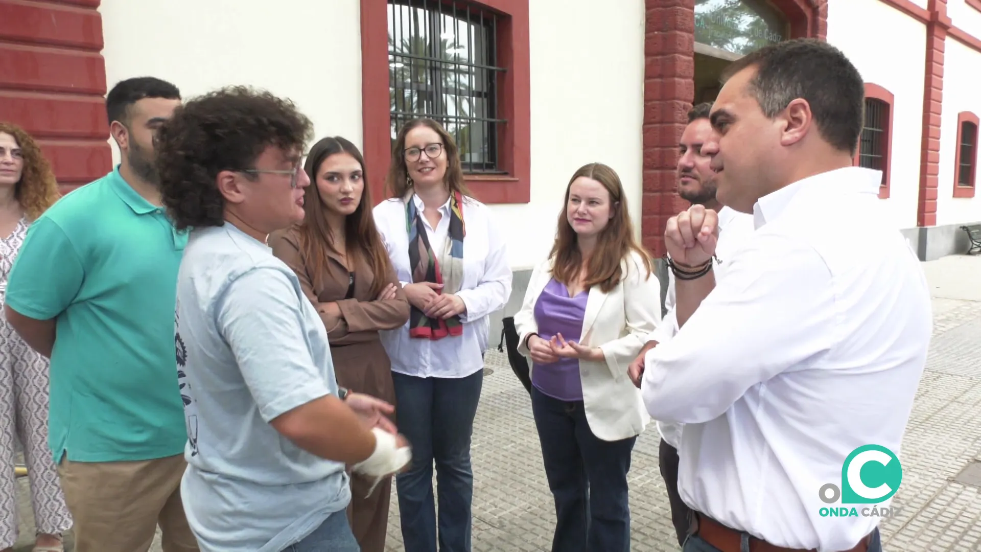 El dirigente socialista a la entrada del centro este miércoles